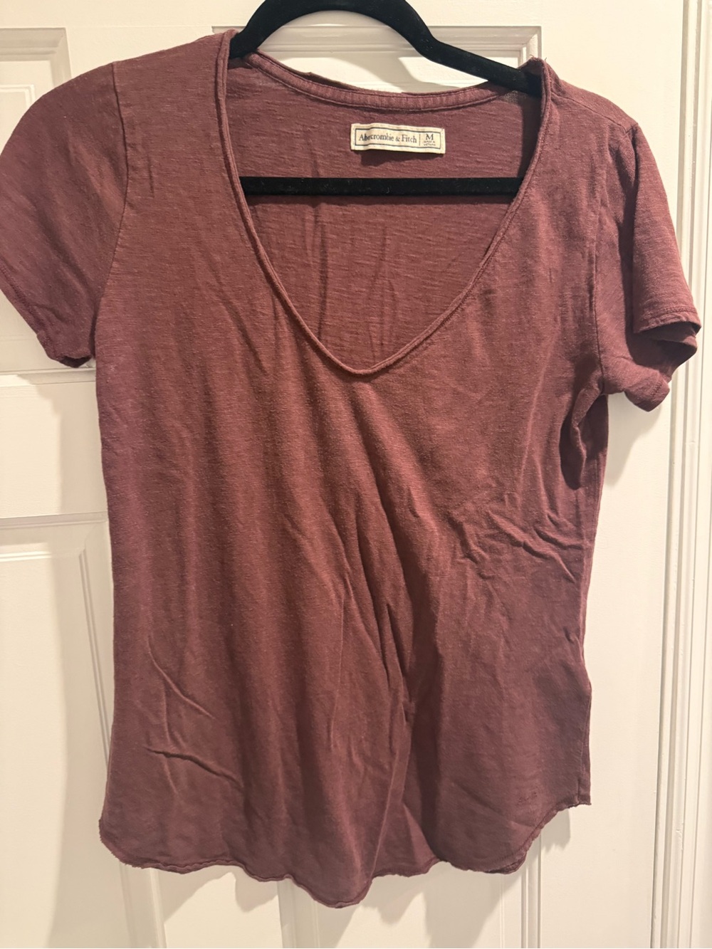 Abercrombie & Fitch Women's Short Sleeve V-Neck Tee in Mauve